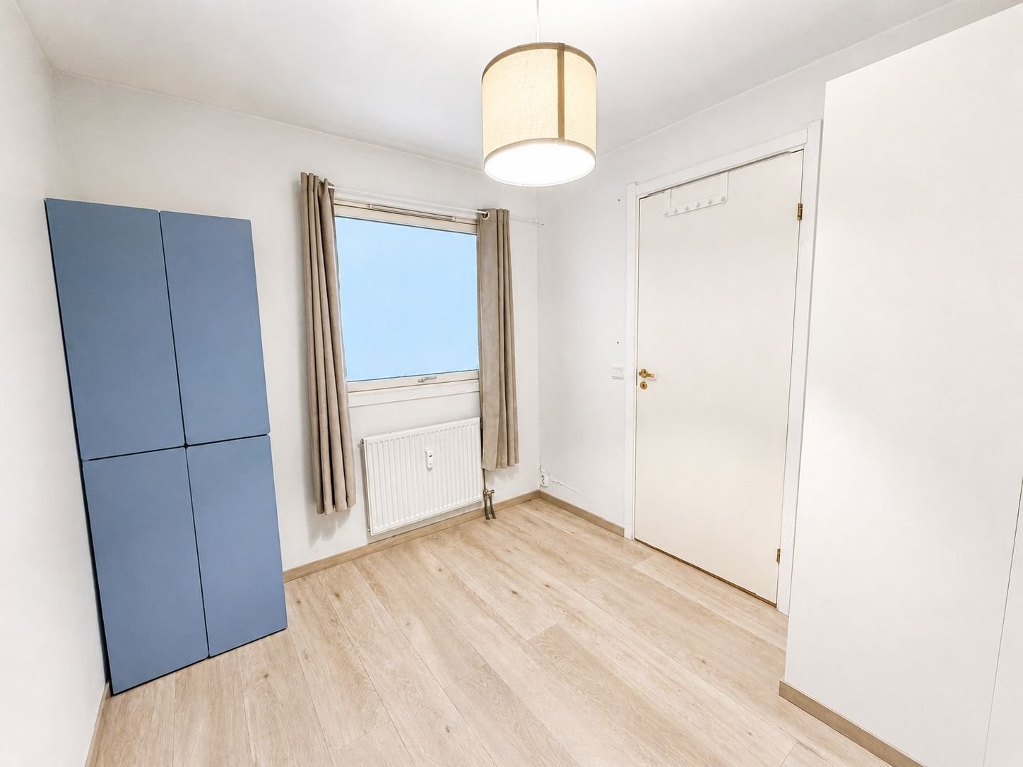 Det ekstra soverommet har vindu vendt mot baksiden av bygget. Galleribilde