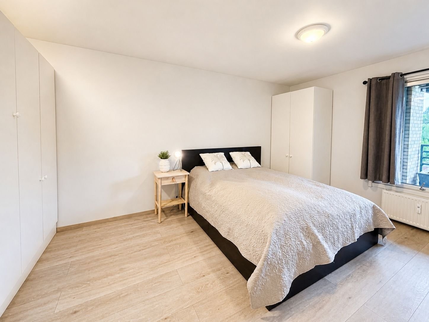 Hovedsoverom med vindu ut mot balkong. Galleribilde