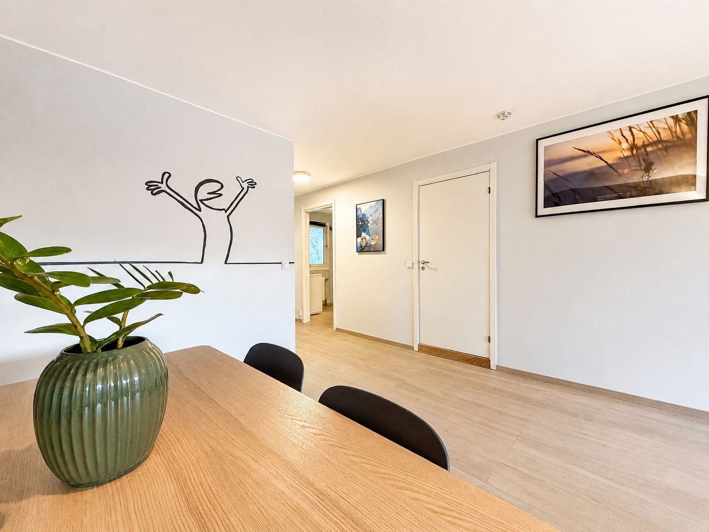 Stuen har god plass til stort spisebord. Galleribilde