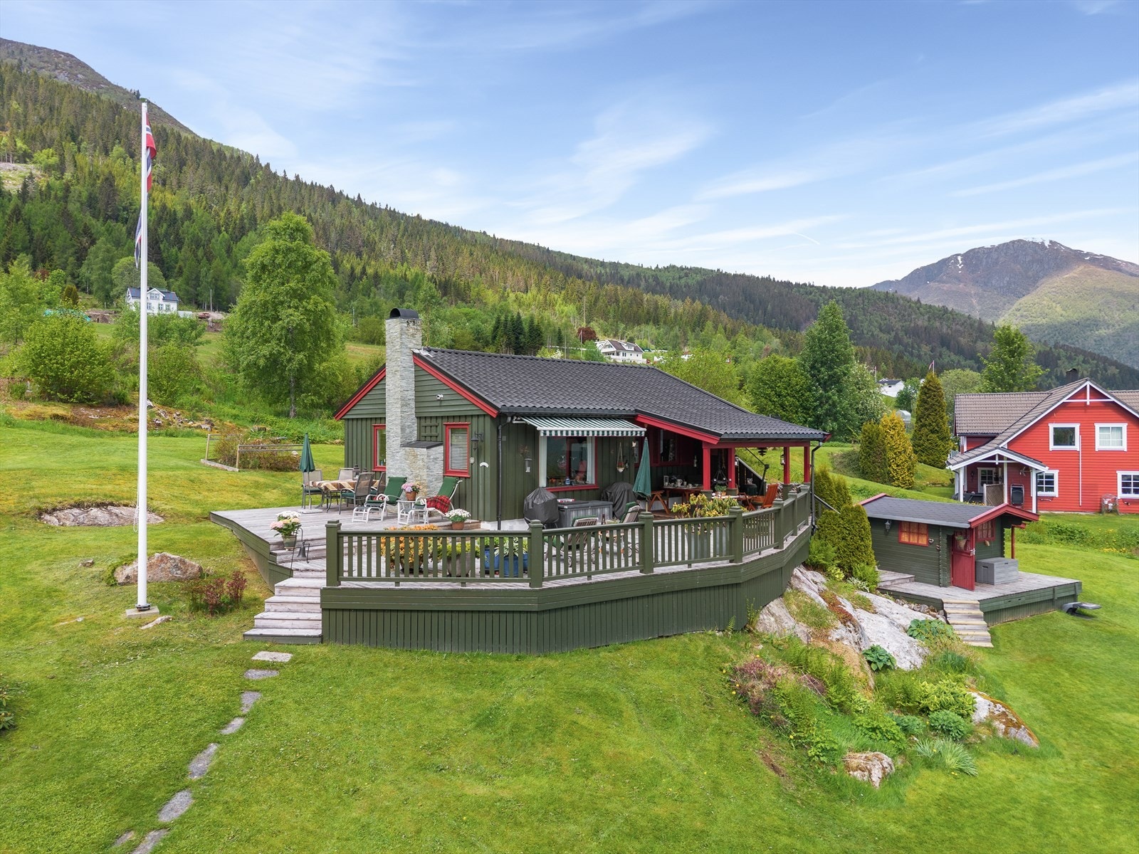 Hytta ligg fint til i naturskjøne omgjevnader i Balestrand, med kort veg til både fjord, fjell og flotte friluftsopplevingar Galleribilde