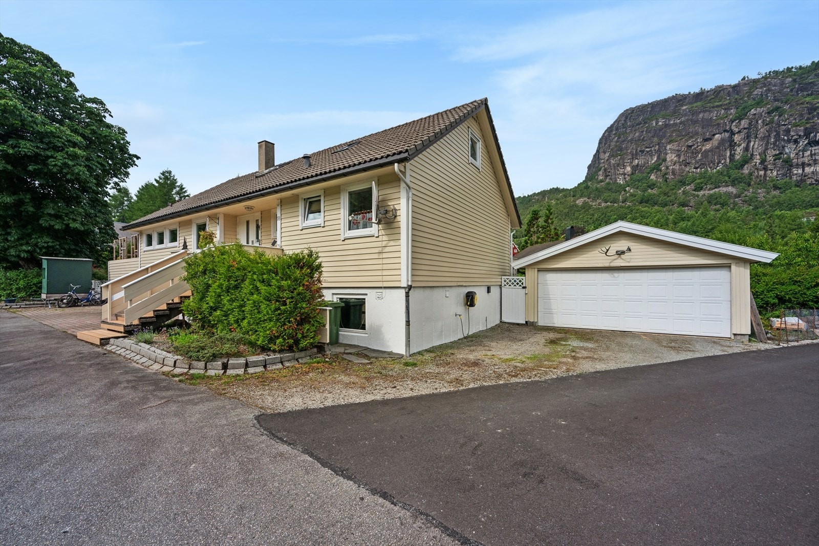 Boligen har romslig gårdsplass og gode parkeringsmuligheter. Galleribilde