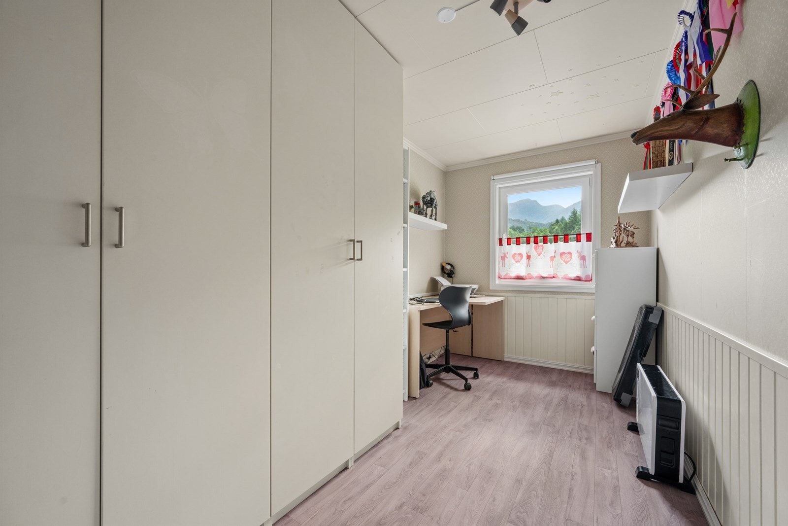 Soverom i lyse farger og gode innredningsmuligheter. Galleribilde