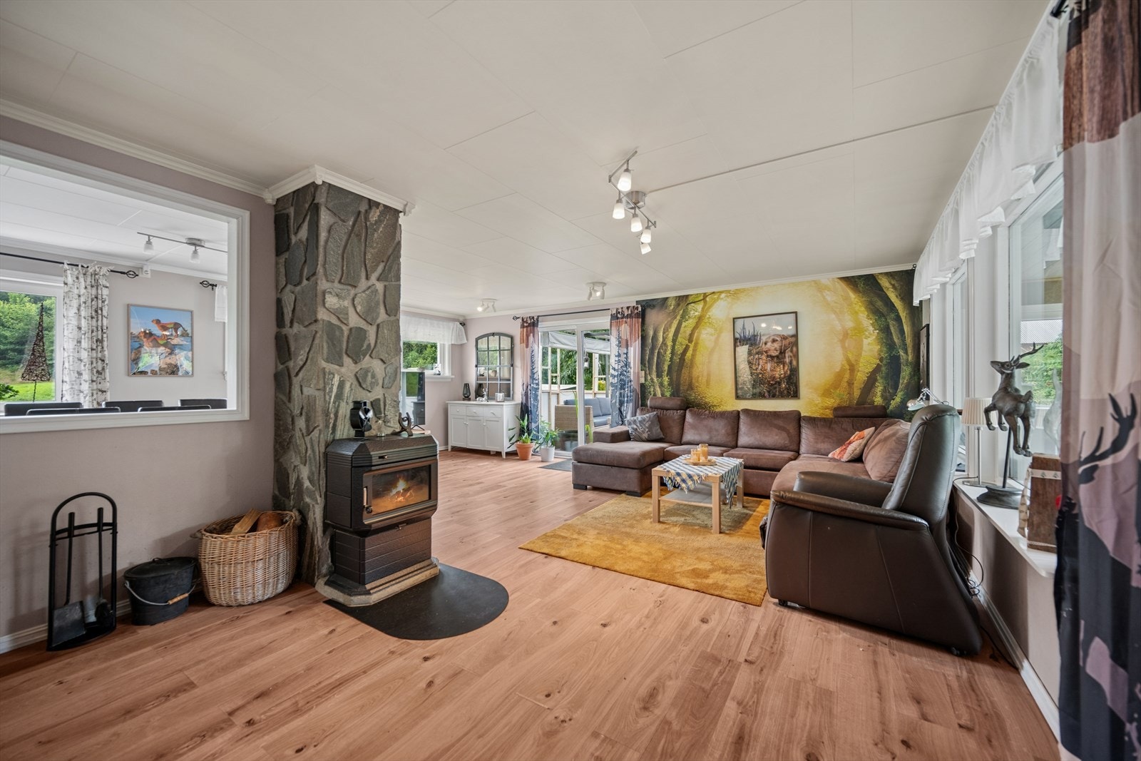 Lys og innbydende stue med god plass til hele familien. Galleribilde