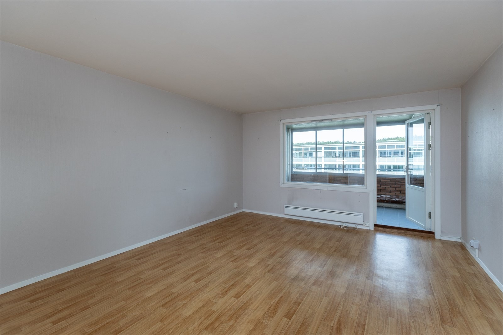 Fra stuen er det utgang til en innglasset balkong på ca. 20 m², oppført i trekonstruksjoner. Galleribilde
