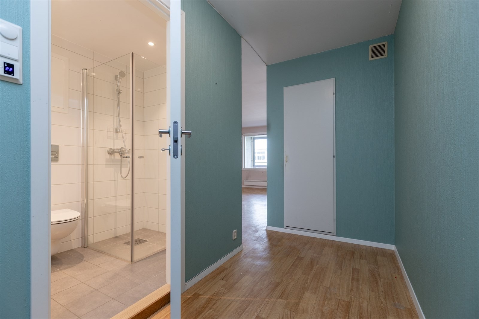 Entre - her har du umiddelbar adgang til badet, samt til et praktisk kott for oppbevaring. Galleribilde