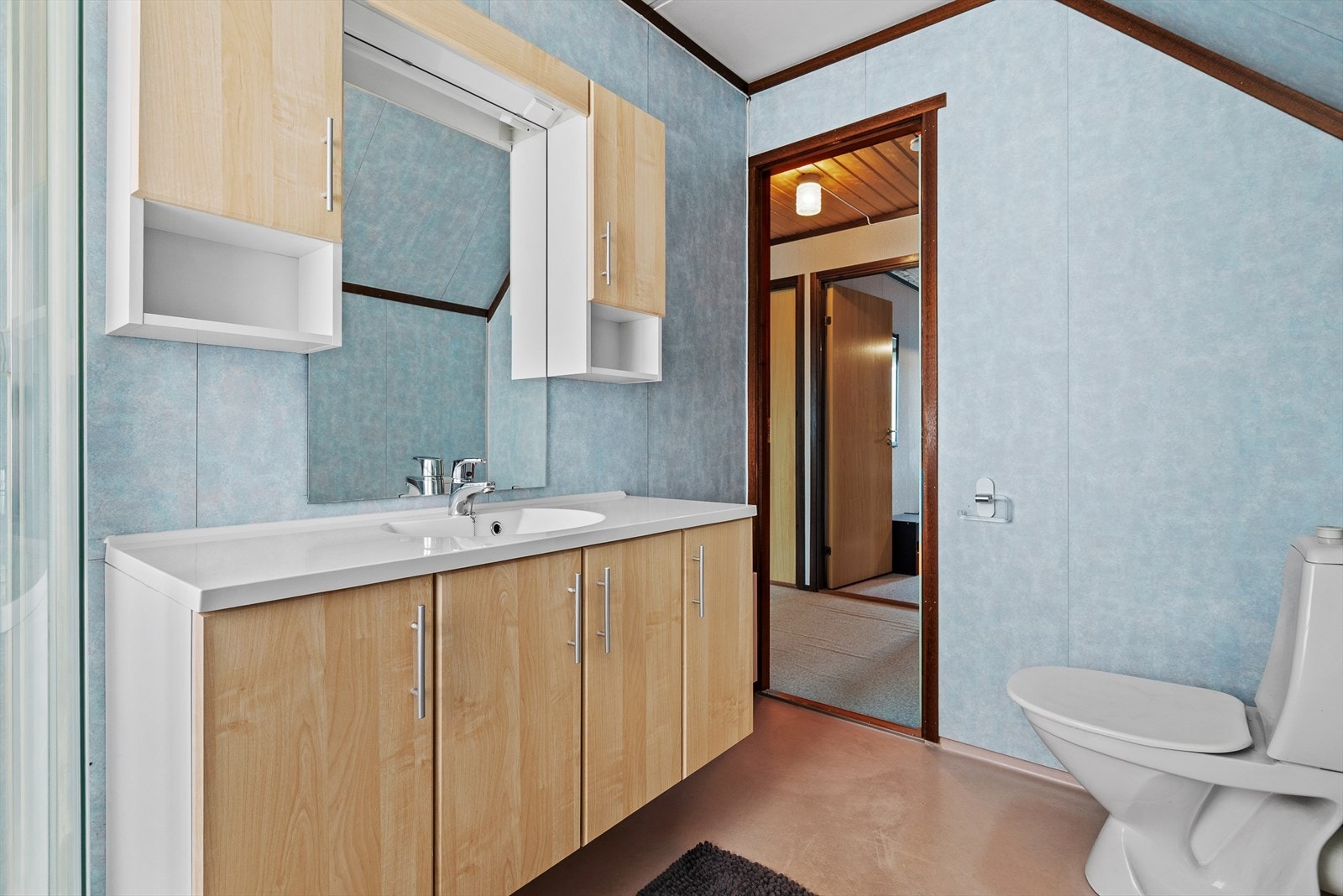 Badet er utstyrt med servantskap, wc, dusjkabinett og mekanisk avtrekk. Galleribilde