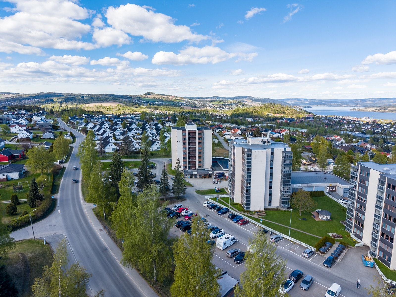 Kort vei til bussholdeplass med forbindelse til Gjøvik sentrum. Galleribilde