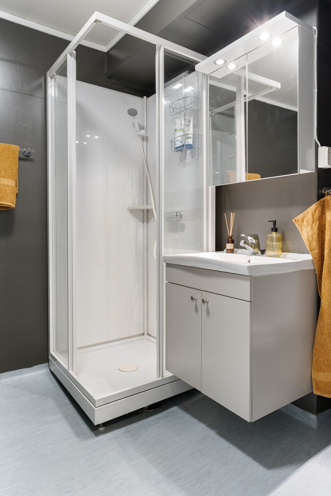 Overflatene og innredningen på badet er fra en oppgradering i 2011. Galleribilde