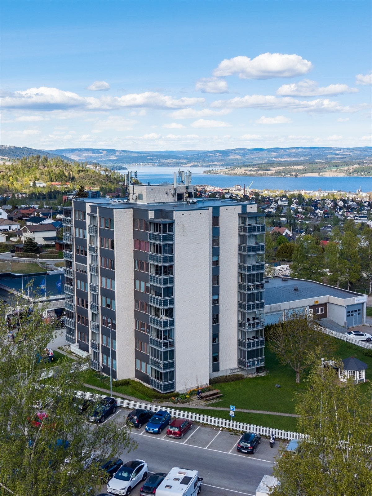 Boligblokken ligger i et etablert og rolig boligområde på Kopperud. Galleribilde