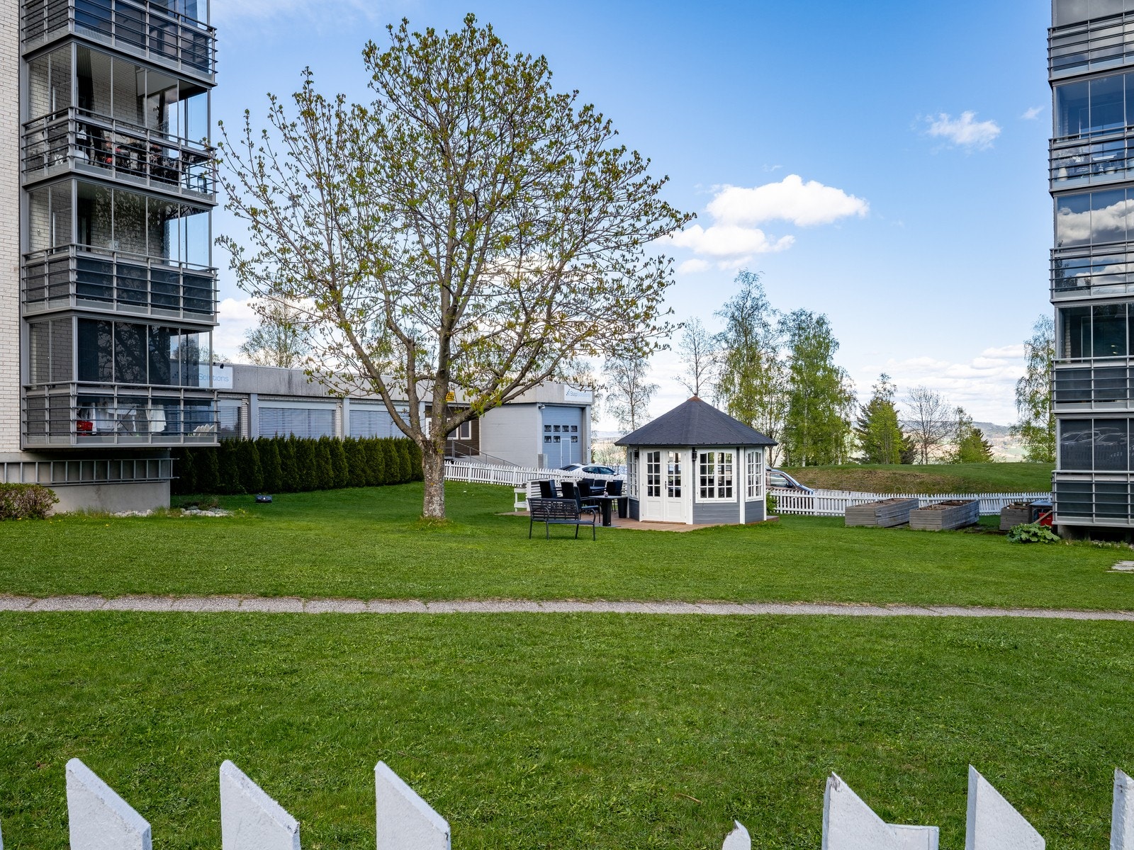 Borettslaget har opparbeidede fellesarealer med plen og lysthus. Galleribilde