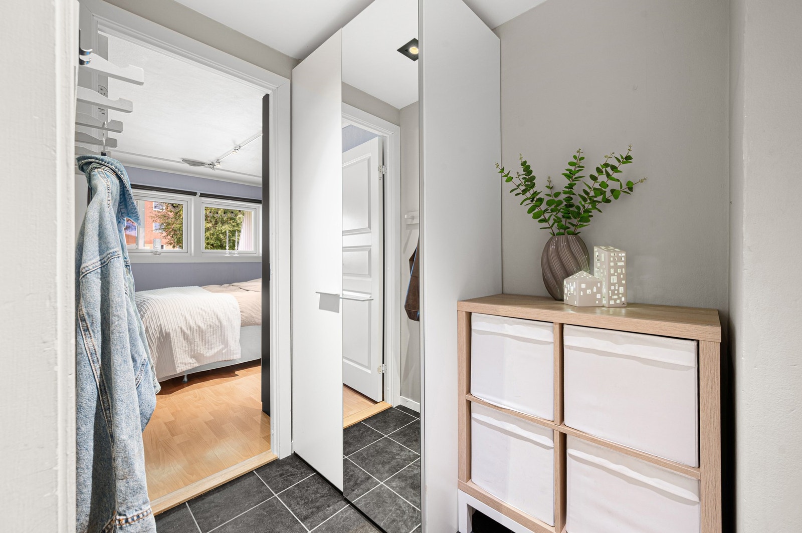 Her har man god plass til lagring av klær og utstyr. Galleribilde