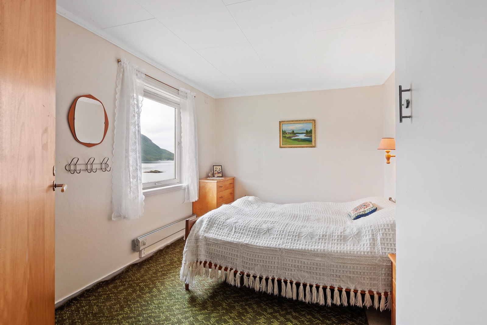 Soverom 3 med flott utsikt mot fjorden. Galleribilde