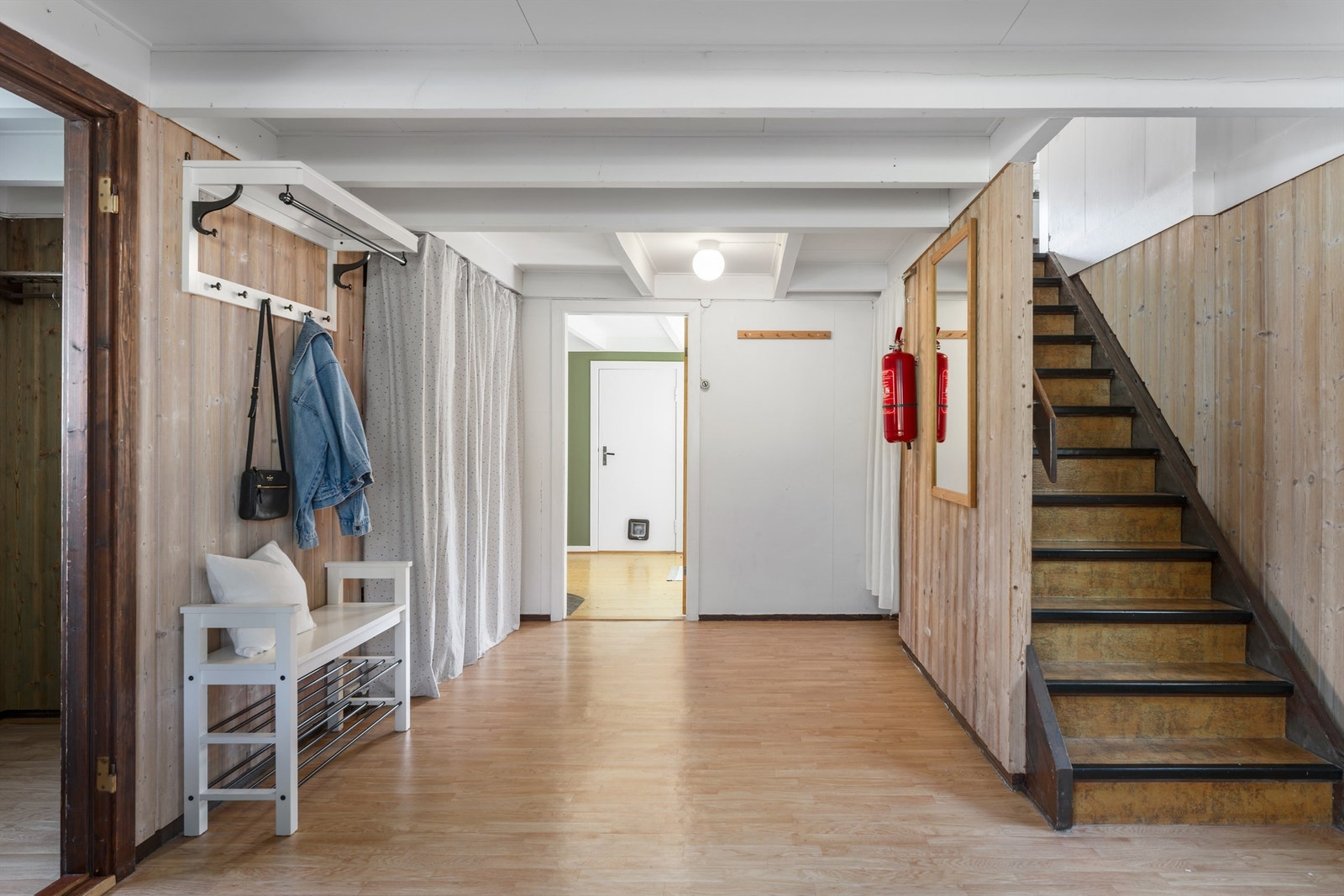 Hall/stue i 1. etasje med trapp til 2. etasje Galleribilde