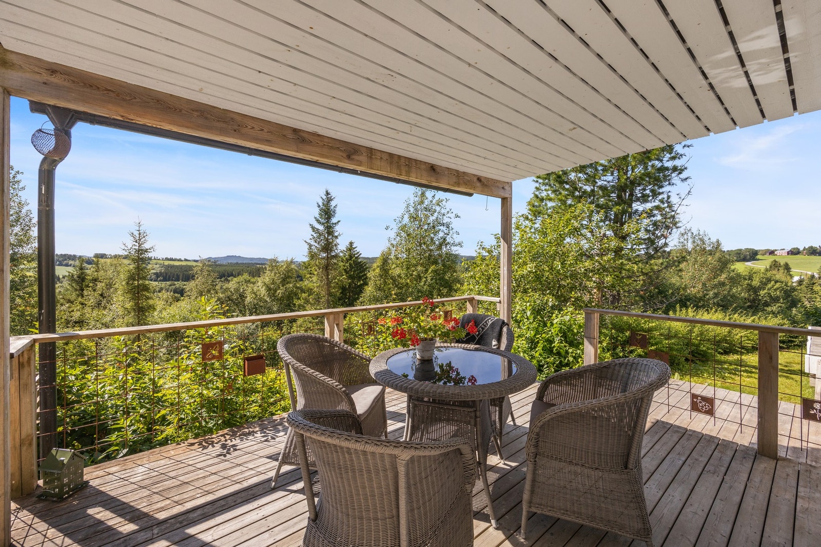 Fra spisestuen er det utgang til pent opparbeidet terrasse Galleribilde