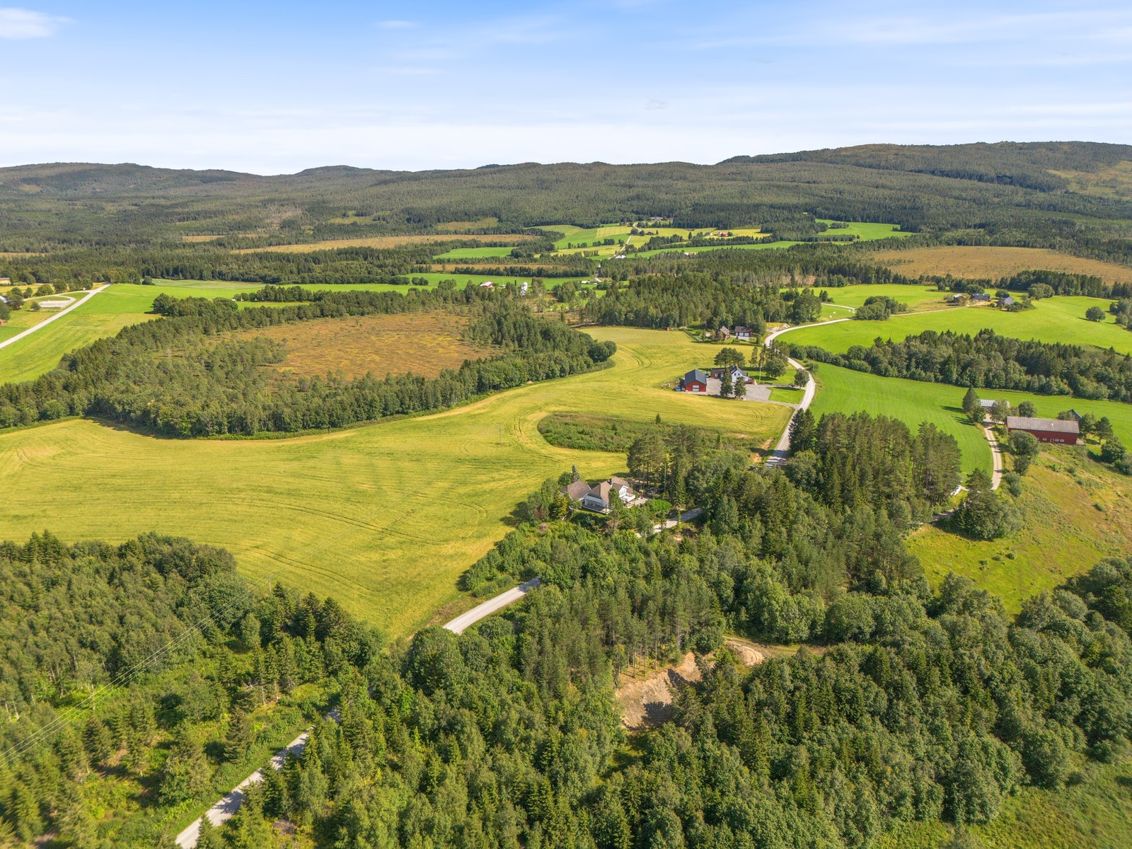 2,5 km til barnehage, barneskole og fotballbane Galleribilde