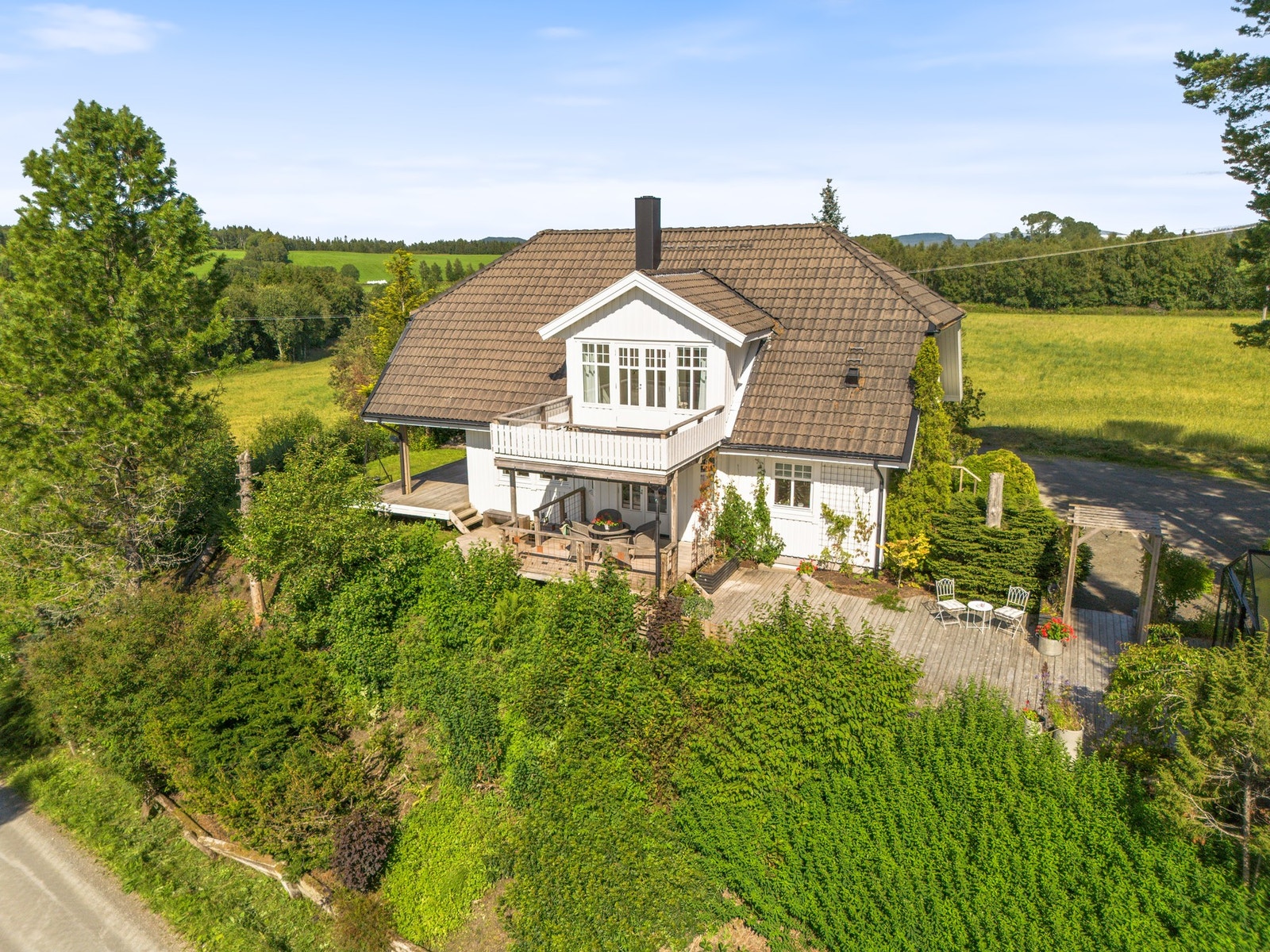 Innholdsrik og tiltalende eiendom med enebolig, dobbelgarasje med loft, orangeri og uthus. Galleribilde