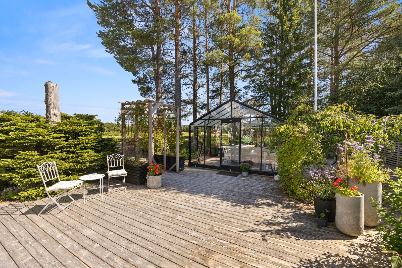 Pent opparbeidet uteområde gir et godt førsteinntrykk! Galleribilde