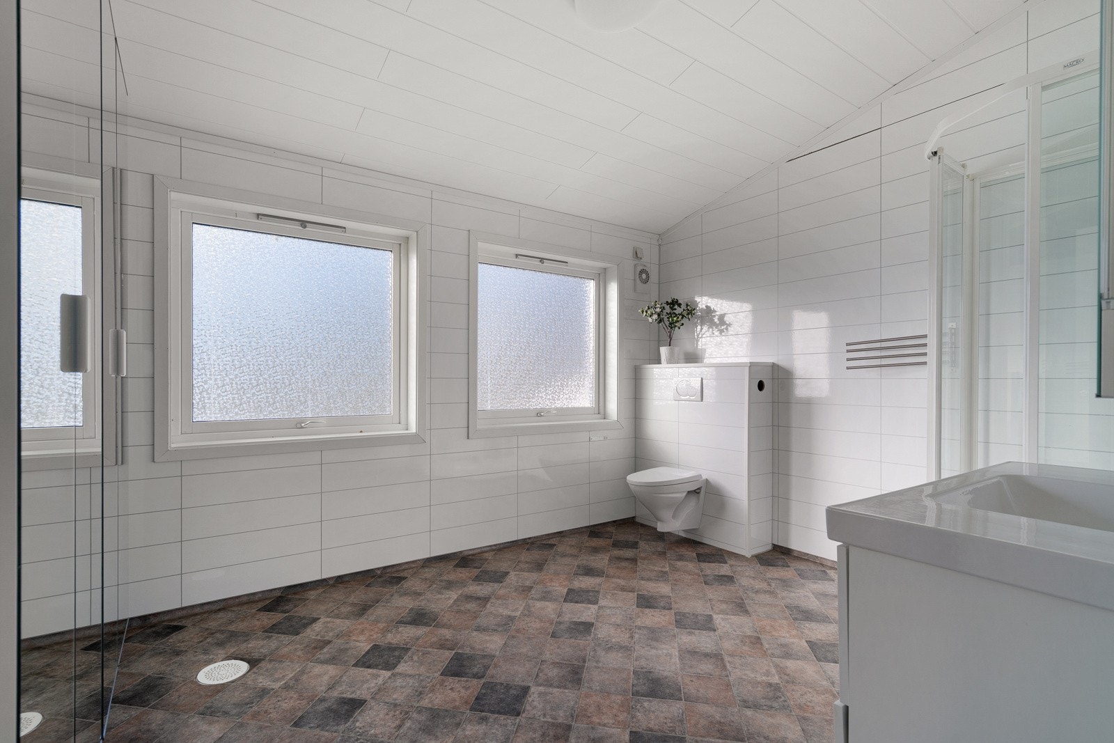 Badet er av god størrelse og har plass til stellebord, kommode eller skap for ekstra oppbevaring