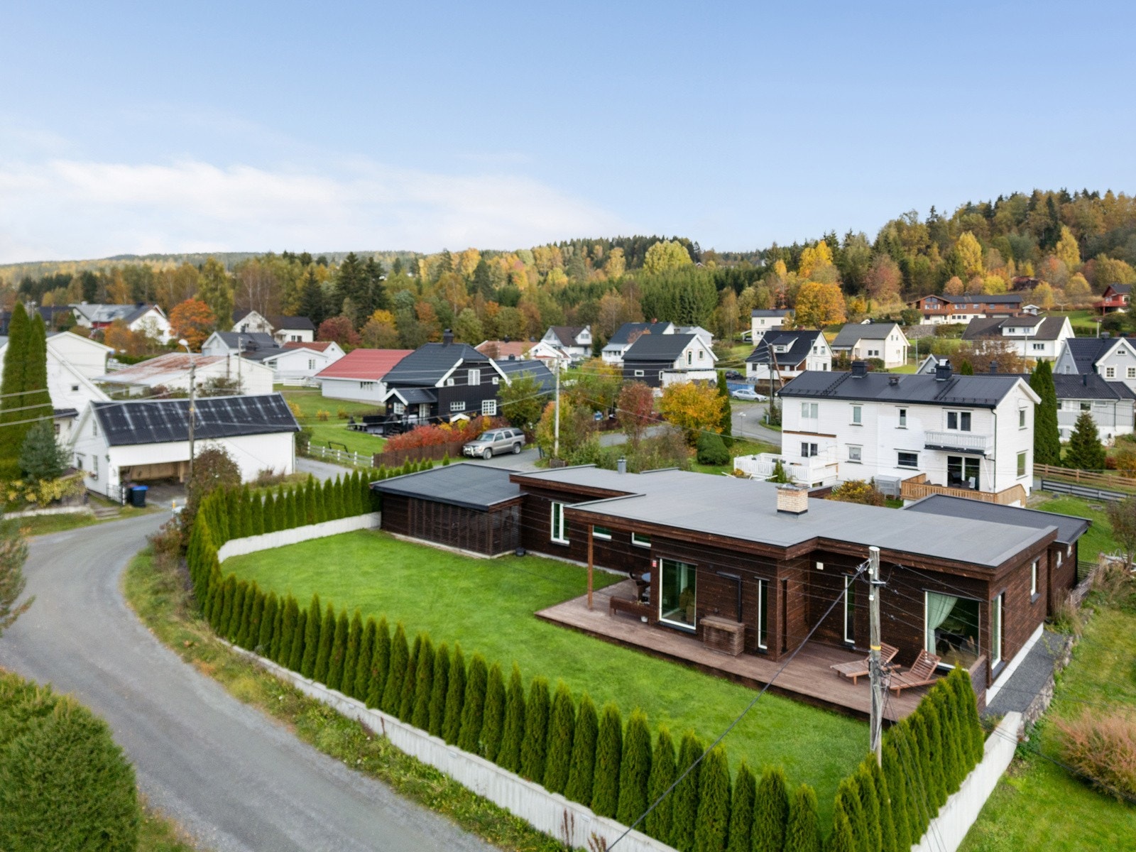 Velkommen til en romslig og velholdt enebolig med familievennlig planløsning og gode solforhold! Galleribilde