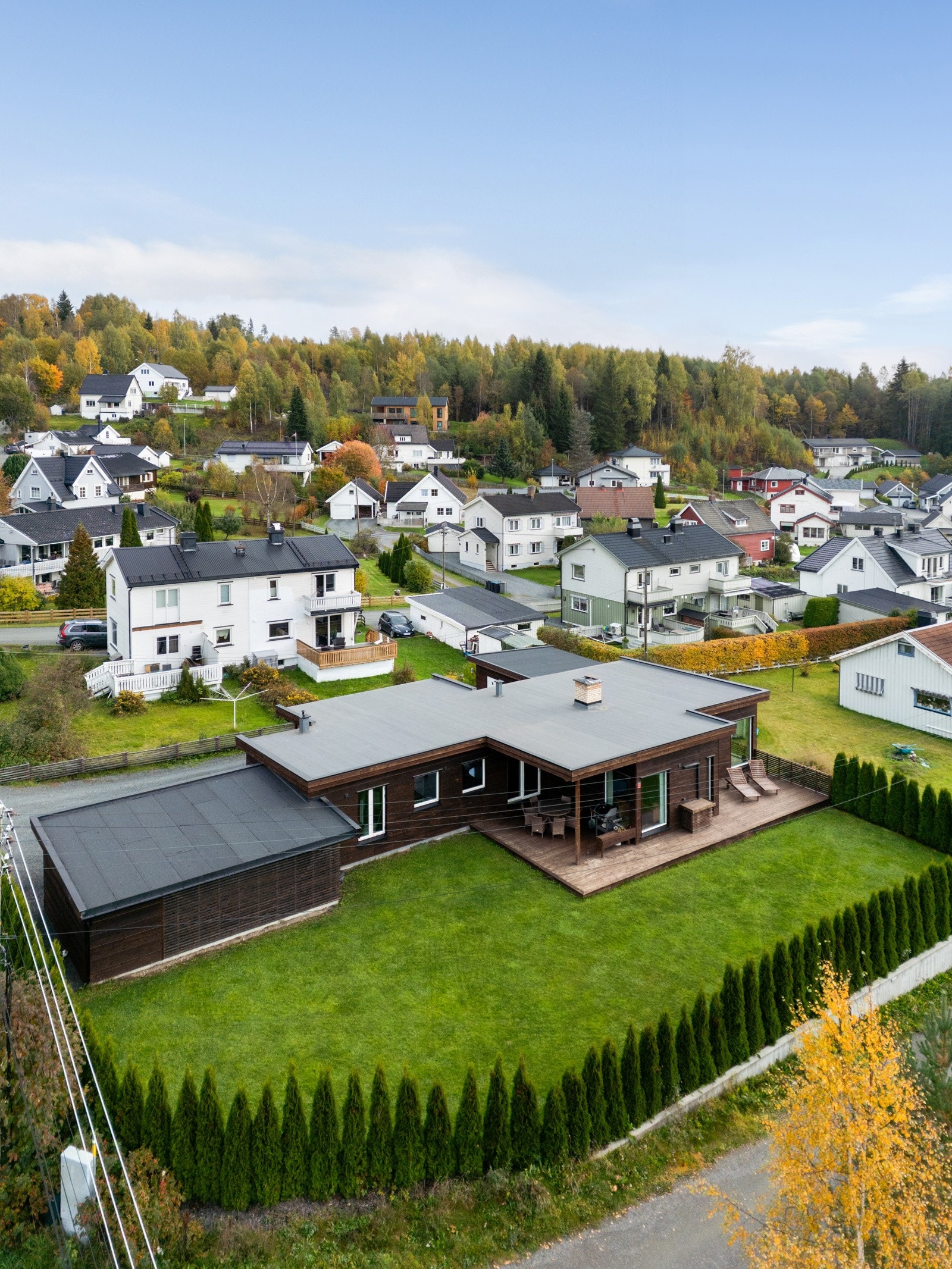 Dette er en beliggenhet som kombinerer det beste av rolige, trygge omgivelser og nærhet til byens fasiliteter - ideelt for en aktiv og komfortabel hverdag. Galleribilde