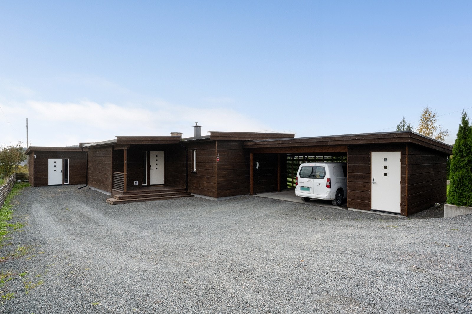 Carport med plass til to biler og tilhørende bod gjør parkeringen enkel. Galleribilde