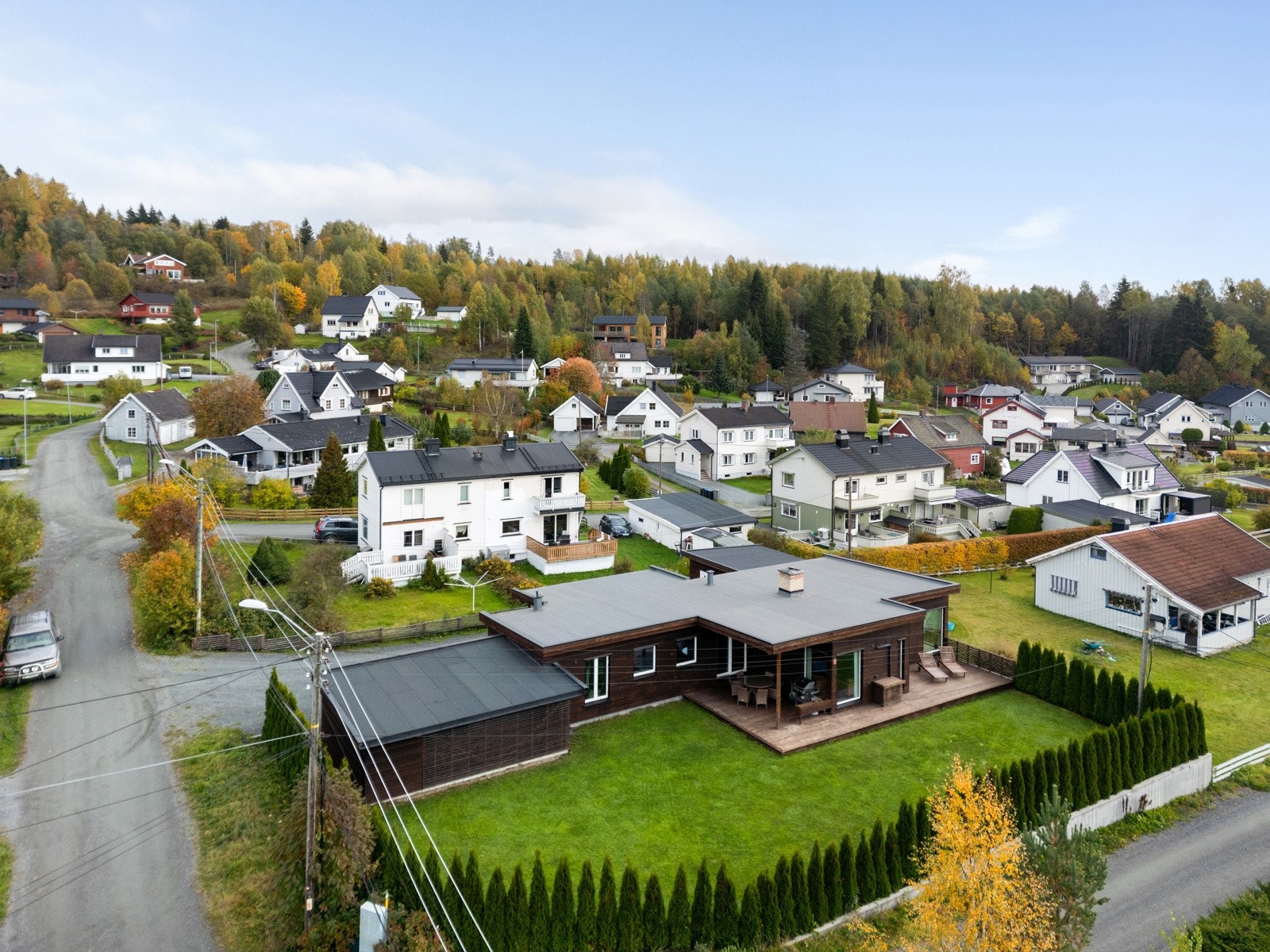 Dette er en innholdsrik og praktisk bolig med mye plass, gode solforhold og fine uteområder. Galleribilde