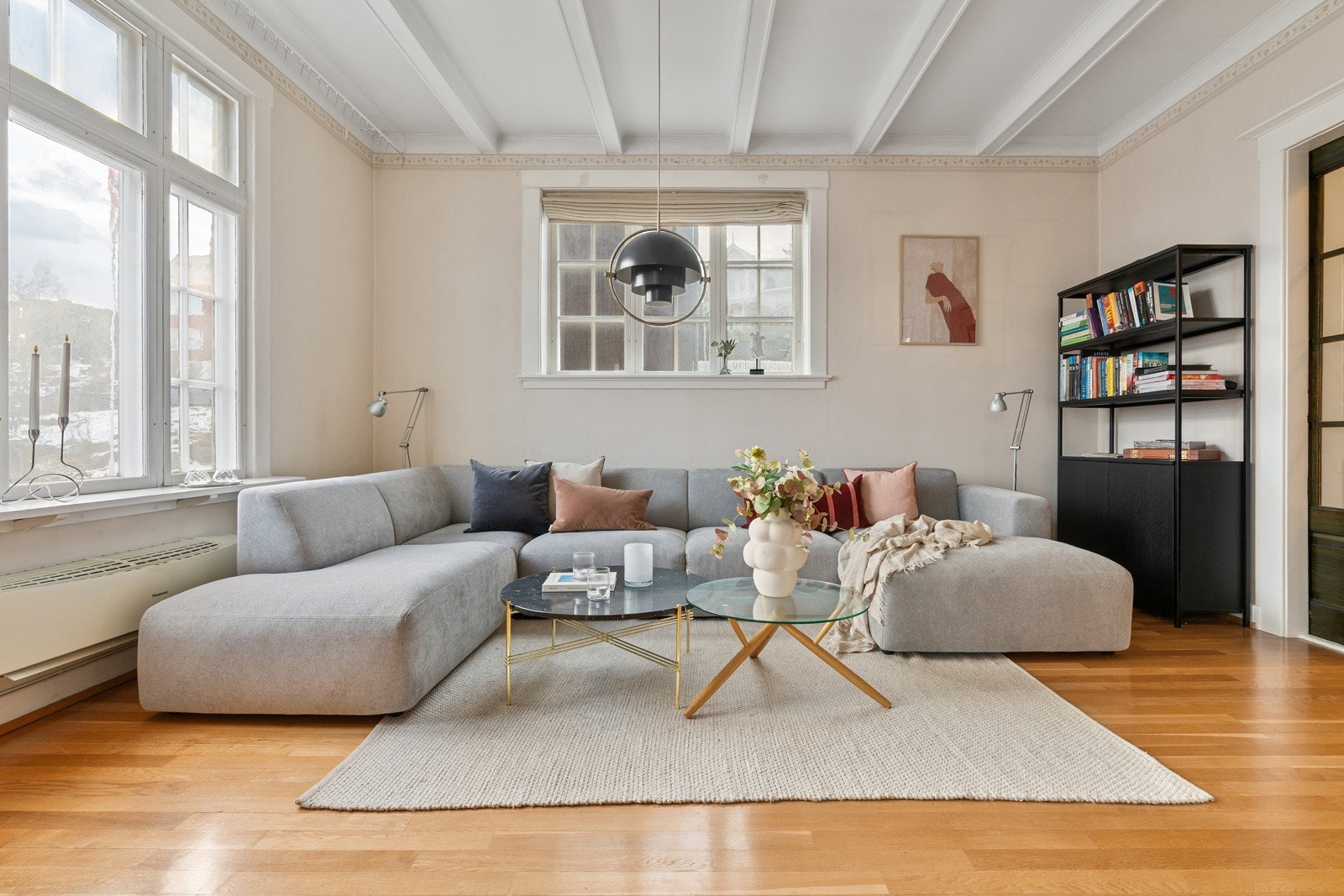 Møberingsvennlig med flere naturlige soner for bl.a. spisebord og sofagruppe.