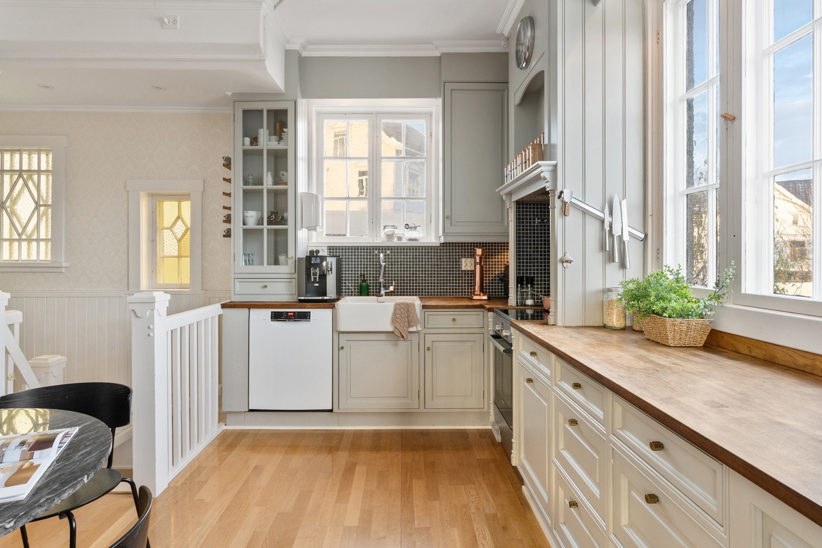 Plassbygd kjøkken med fine detaljer.