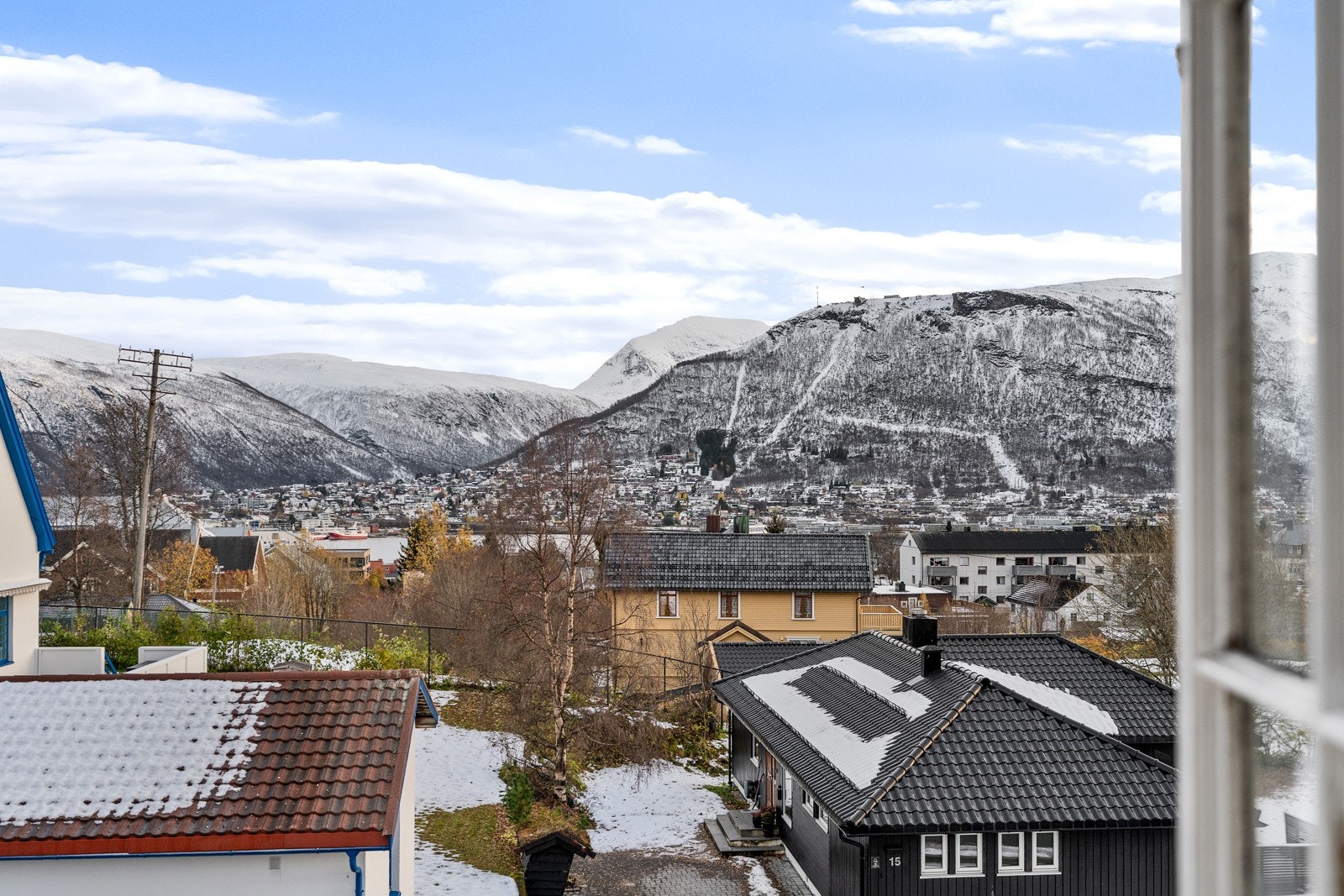 Nydelig utsikt mot Tromsdalstinden, fjellheisen og fastlandet.