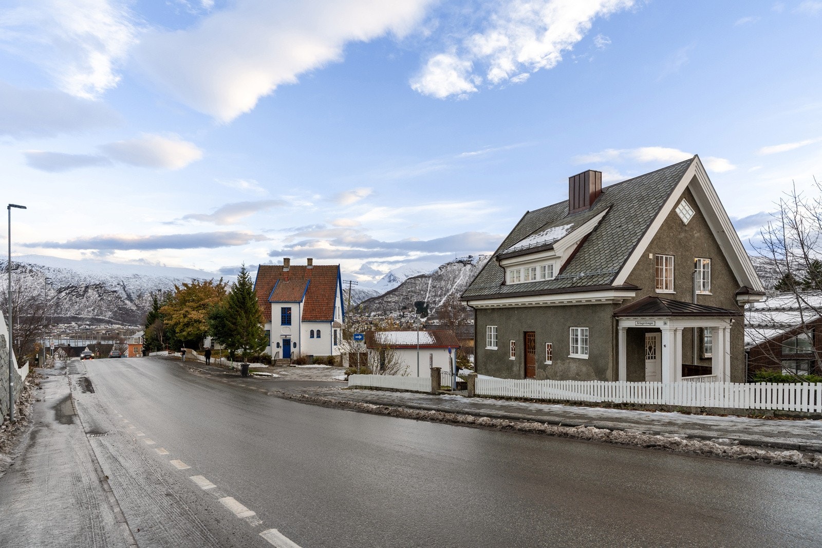 En karakterfull villa som kombinerer tradisjonell arkitektur med moderne omgivelser.