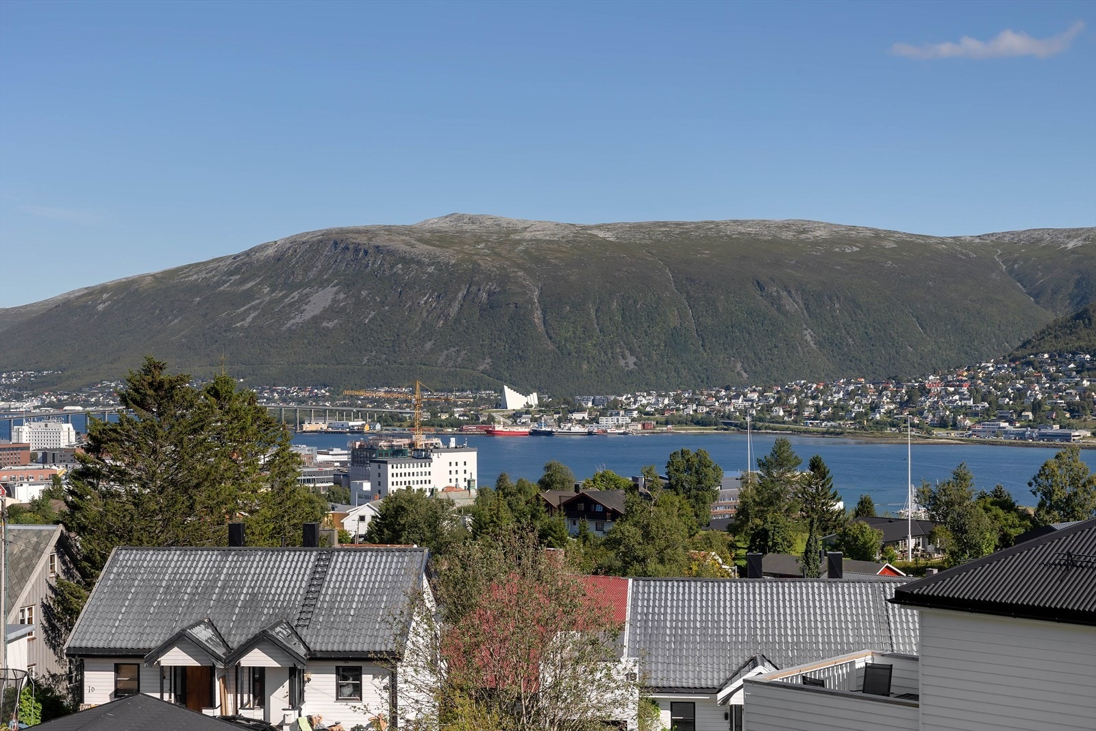 Fantastisk utsikt over sørlige del av sentrum, Tromsøysundet og fastlandet Galleribilde
