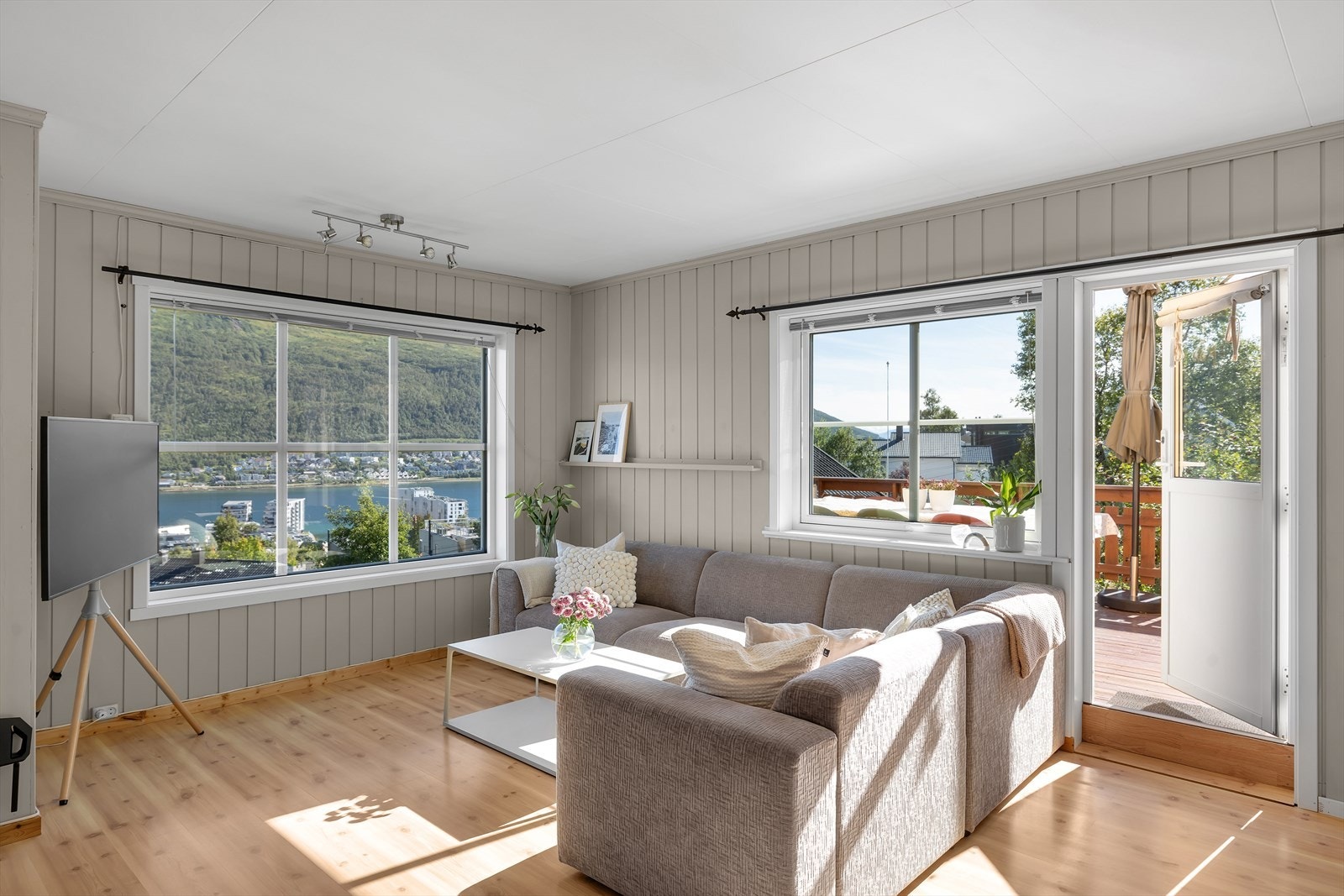 Fra stuen er det utgang til sørvendt veranda Galleribilde