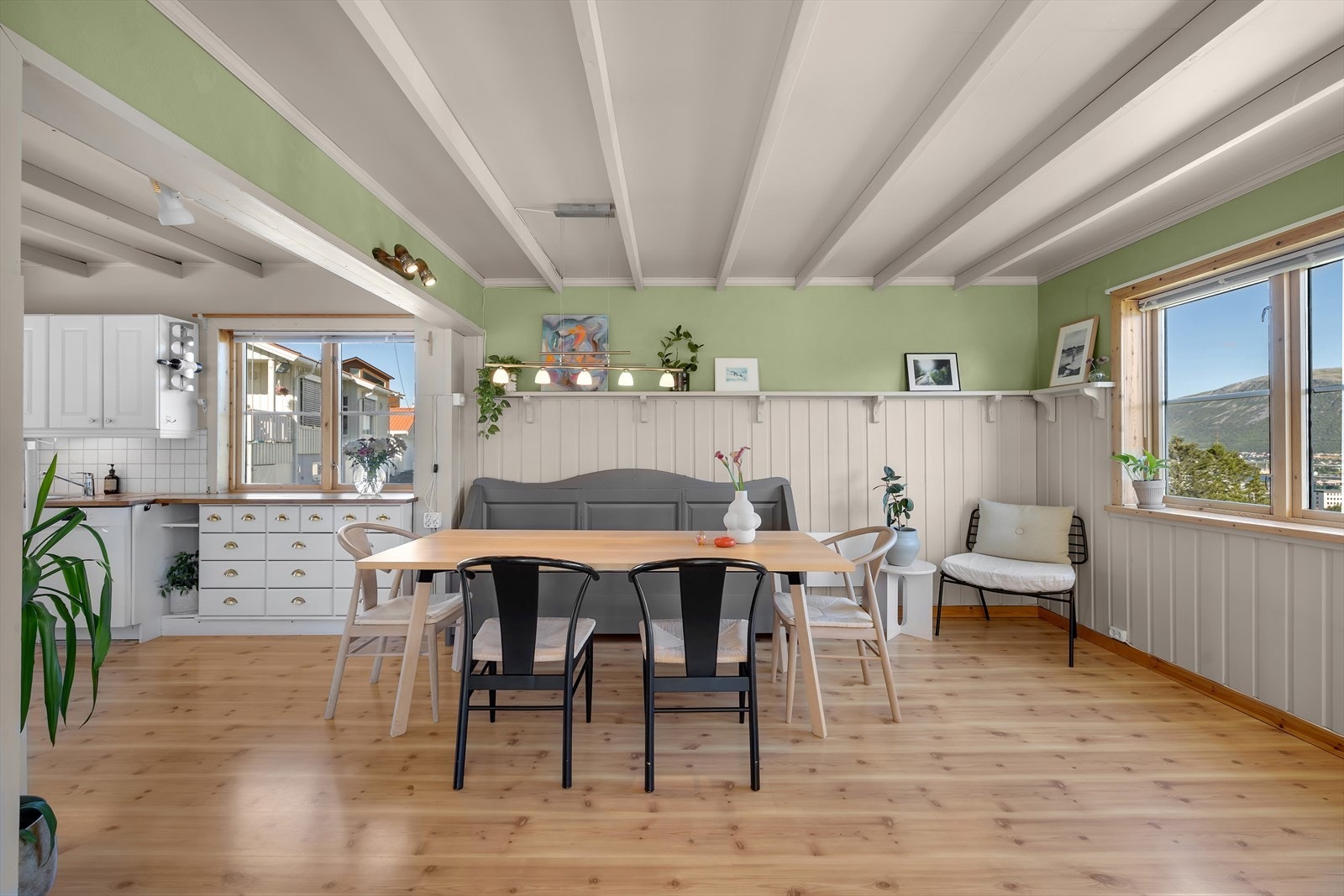 God plass til stort spisebord Galleribilde