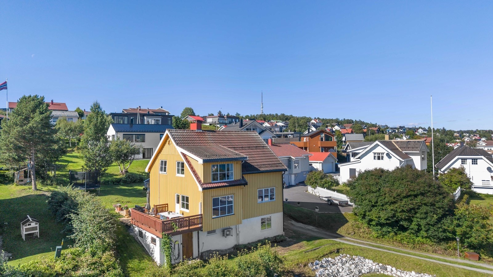 Eiendommen ligger tilbaketrukket til, sentralt på sørøst siden av Tromsøya! Galleribilde