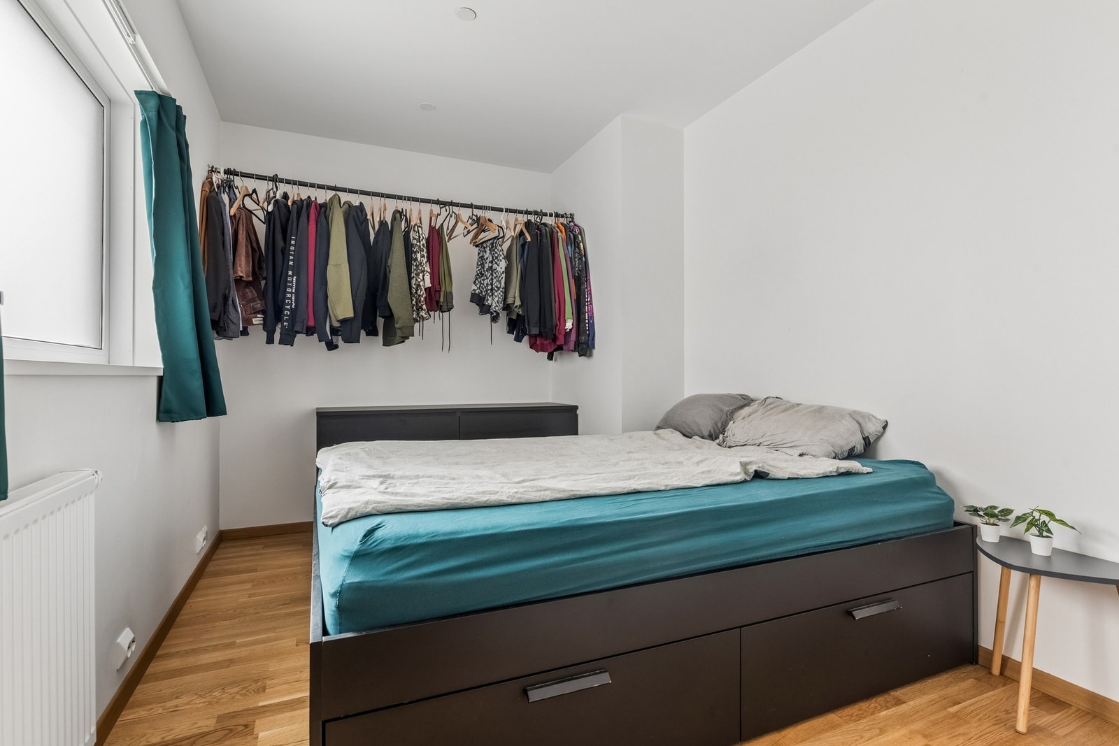 Et av to soverom med god plass til seng og annet ønsket møblement. Galleribilde