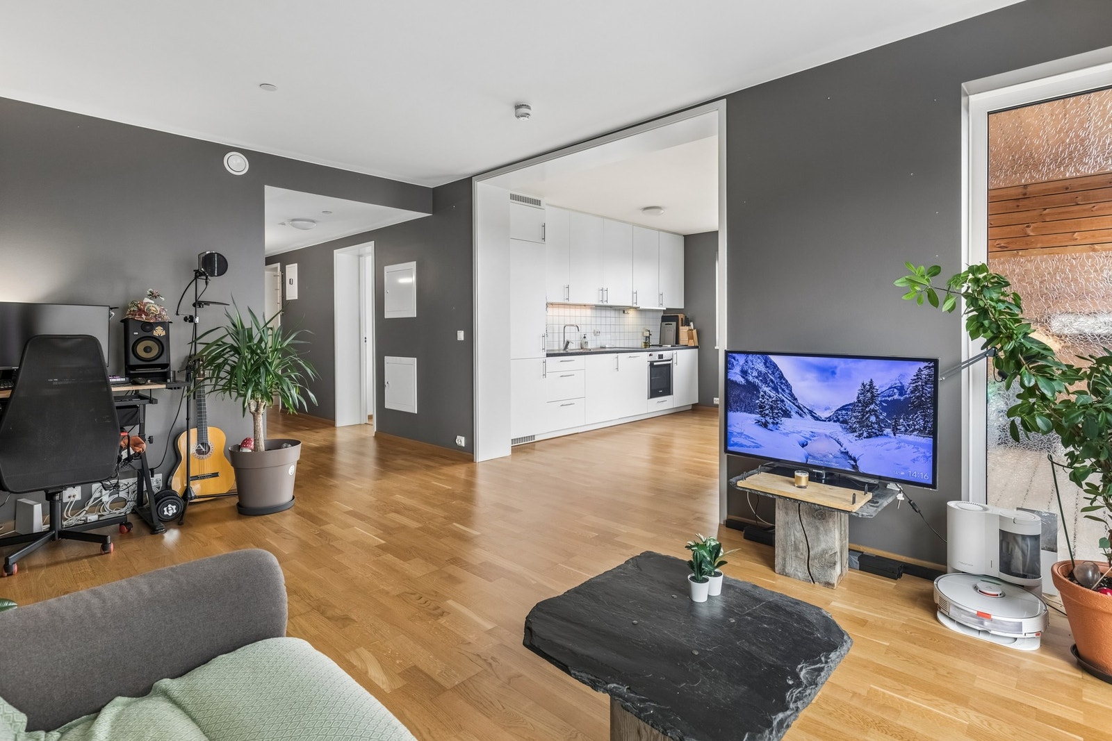 Leiligheten har en praktisk planløsning med stor stue. Galleribilde