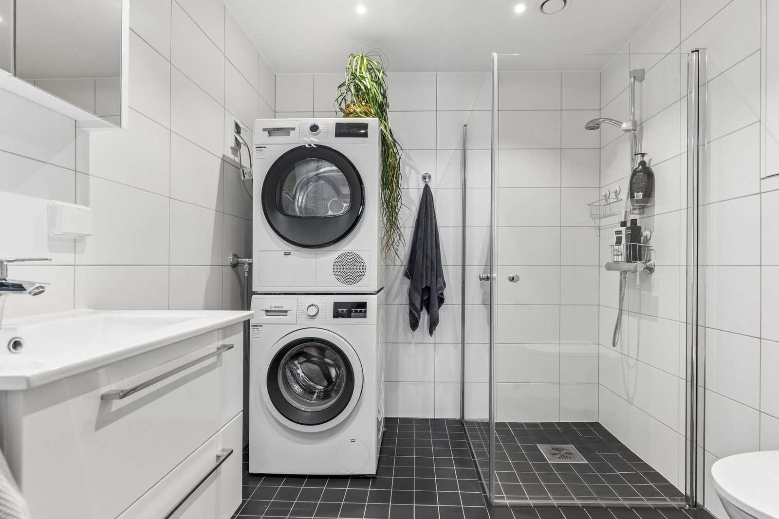 Praktisk bad med plass til vaskemaskin og tørketrommel. Galleribilde