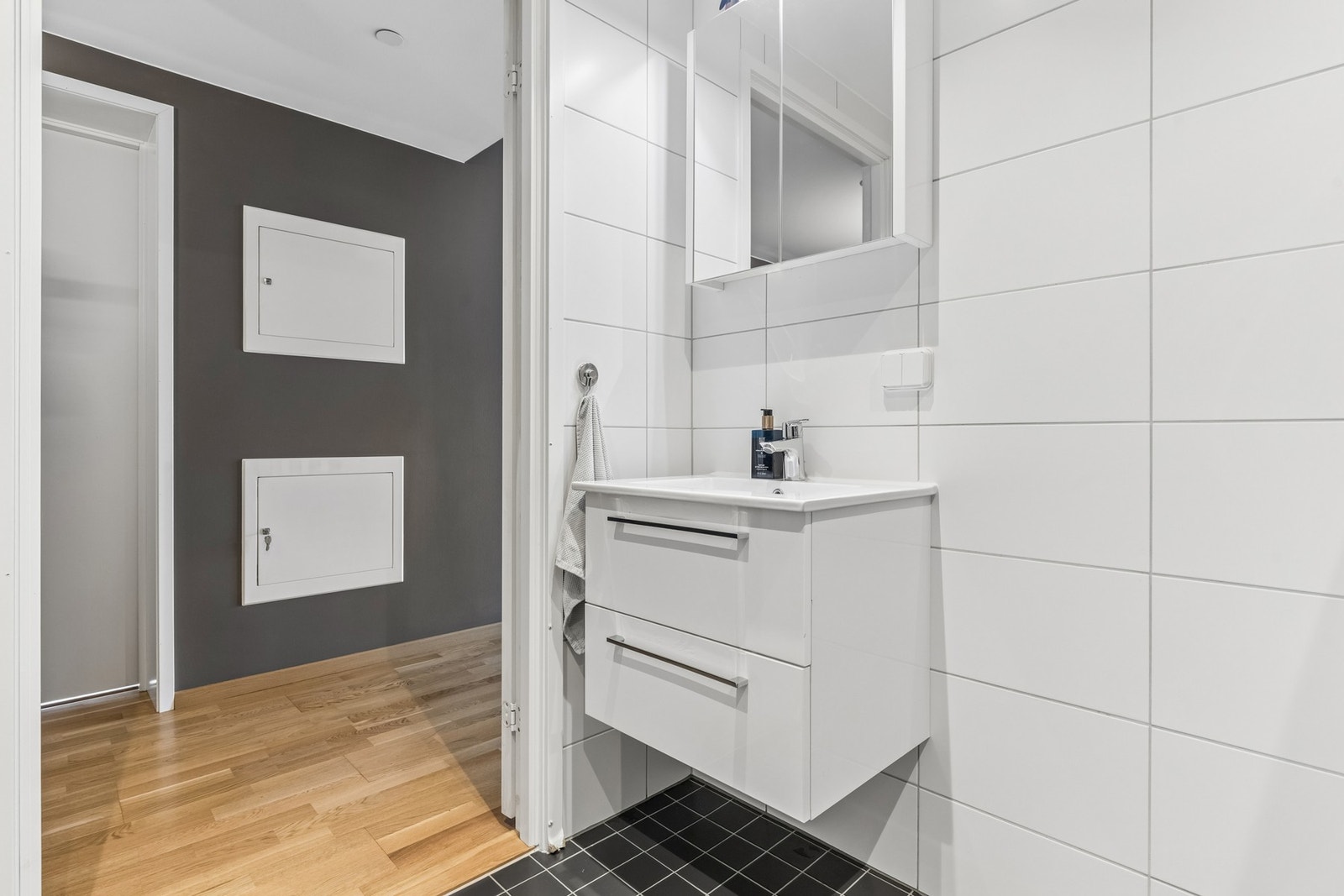 Baderommet er utstyrt med fliser, gulvvarme og downlights. Galleribilde