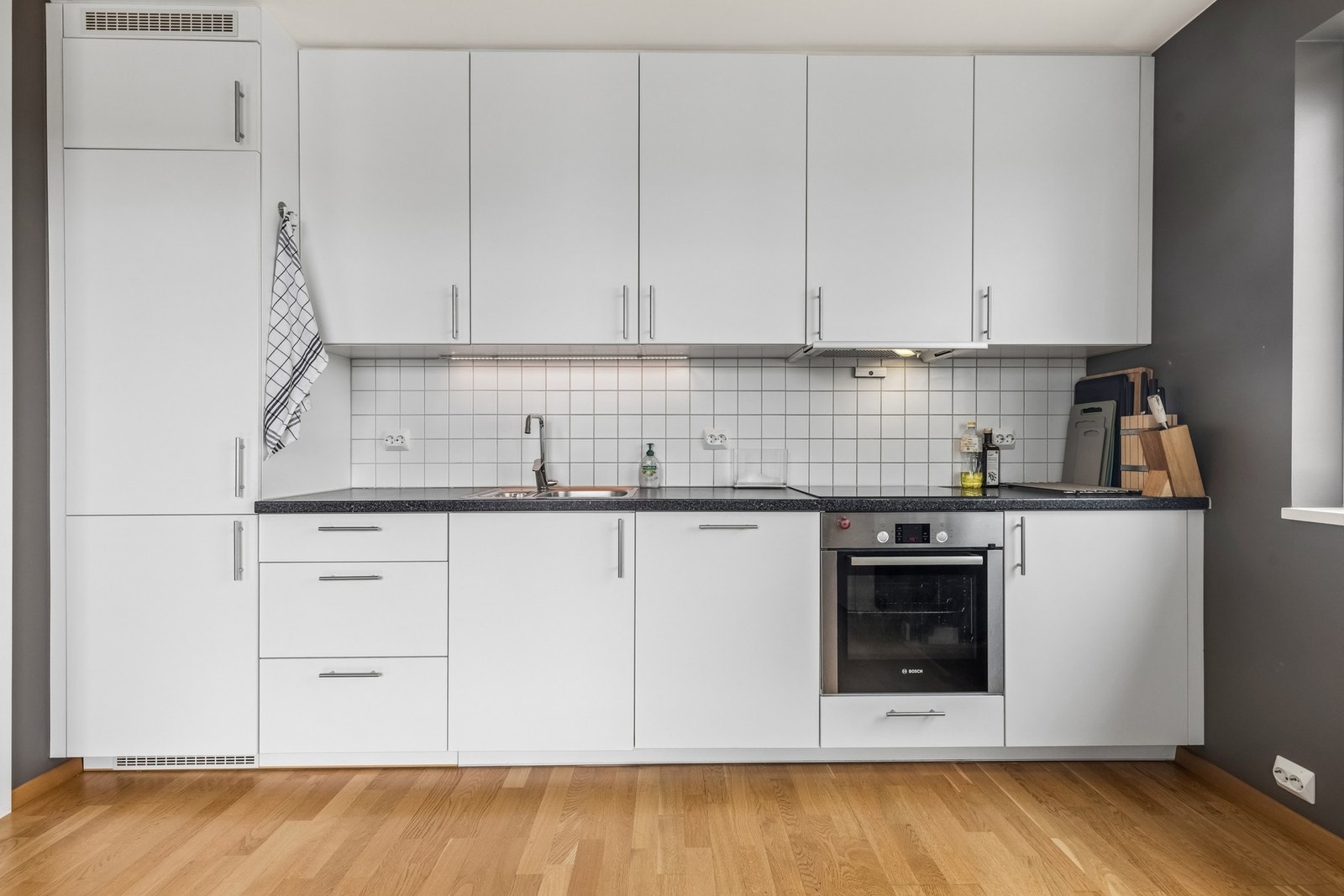 Moderne kjøkken med gode arbeidsflater og rikelig med oppbevaring. Galleribilde