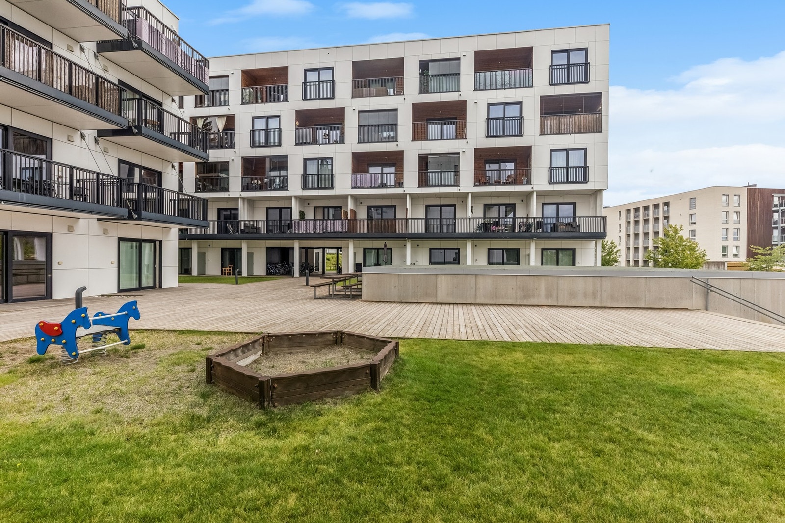 Velholdt fasade og hyggelige fellesarealer for store og små. Galleribilde
