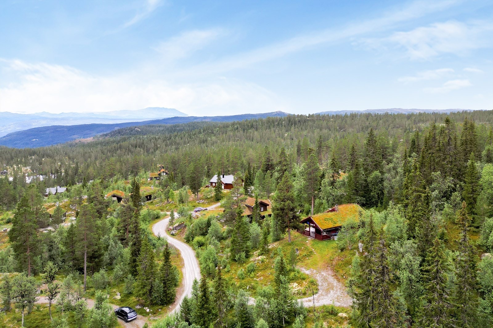 Tindefjell ligger ved foten av Hardangervidda, og området er et glimrende utgangspunkt for den som søker friluftsliv og naturopplevelser! Galleribilde