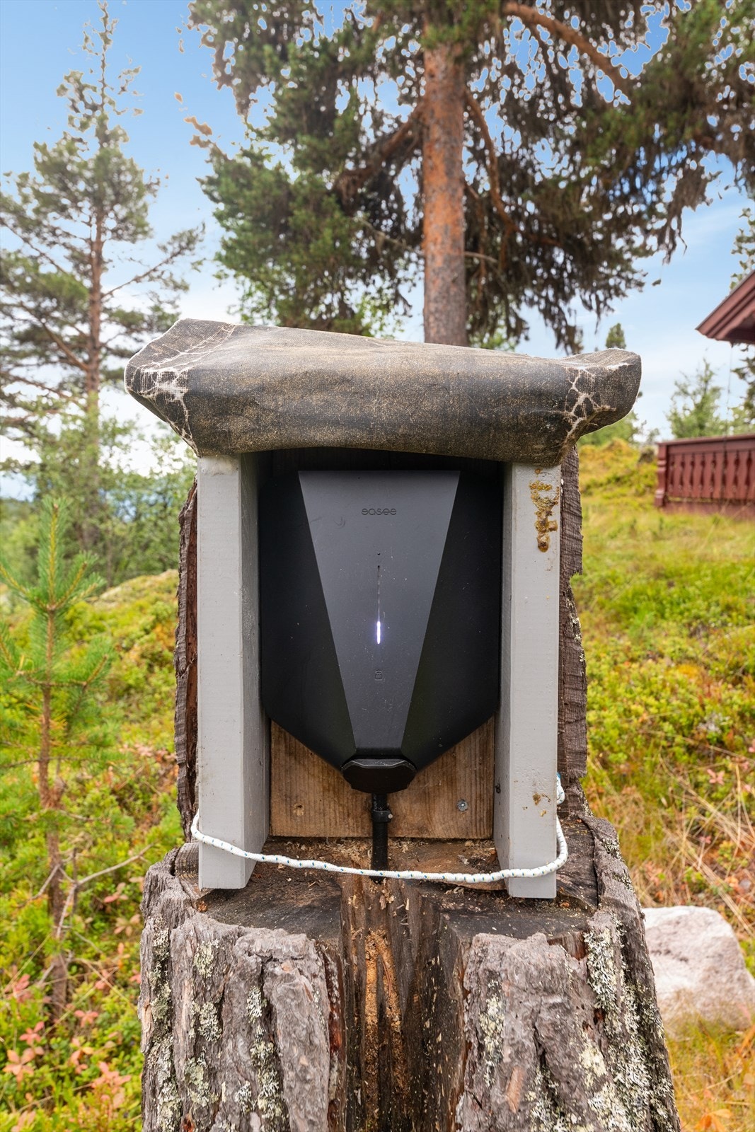 Elbillader med ladekontakt på stolpe ble installert i 2022. Galleribilde