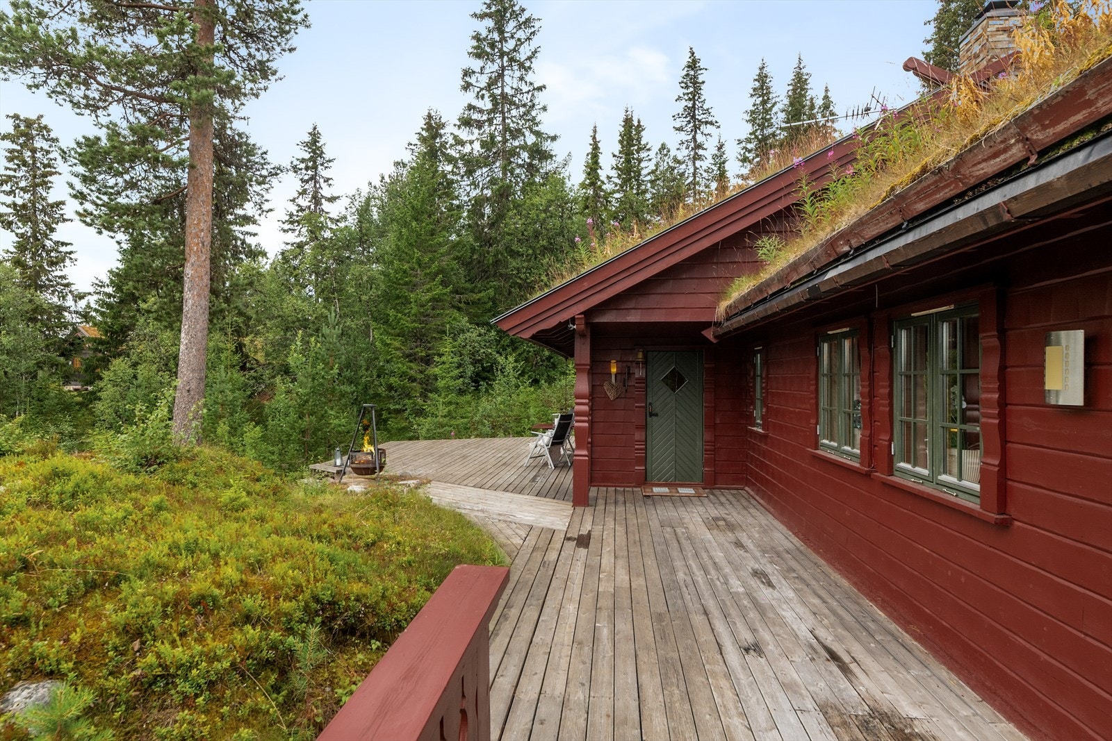 Eiendommen har en noe skrånende tomt på i underkant av 1,9 mål som består av lyng, mose, furu og granskog. Galleribilde
