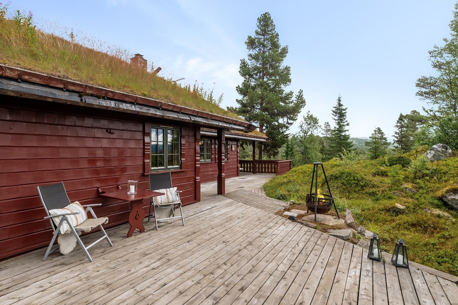 Hytta ligger idyllisk til i naturskjønne omgivelser ved Tindefjell i Luredalen, med stor terrasse og flott utsikt! Galleribilde