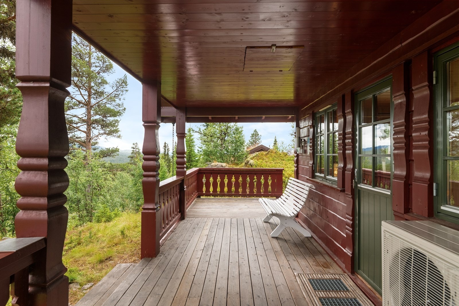 Fra stuen er det utgang til overbygget terrassedel mot øst, med fin plass til utemøbler. Galleribilde