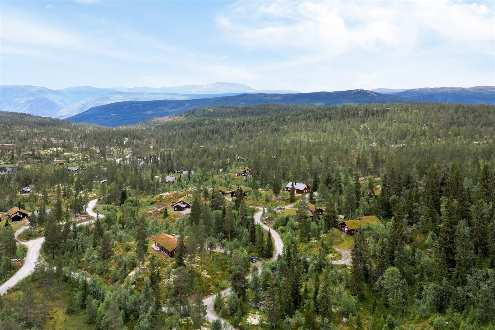 Tindefjell ligger ved foten av Hardangervidda, Nord-Europas største høyfjellsplatå. Galleribilde