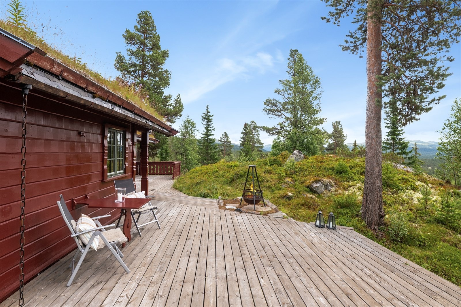 Til hytta er det oppført en stor og usjenert terrasse. Et fint sted for å nyte naturen og roen i fjellet! Galleribilde