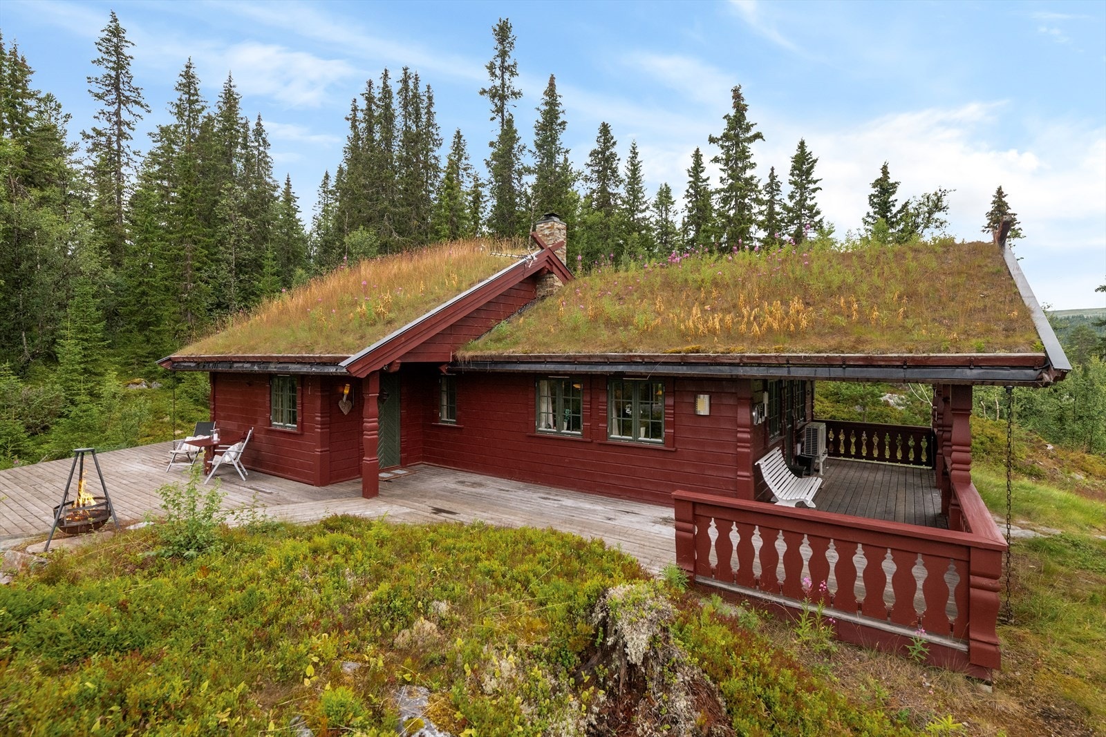 Hytta har et klassisk torvtak som glir godt inn i det omkringliggende landskapet. Galleribilde