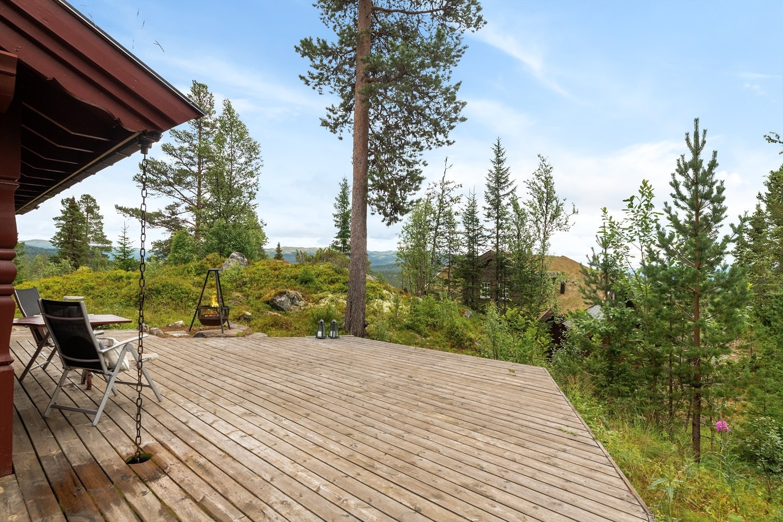 Her kan man nyte rolige dager på den store terrassen, eller ta på skiene og utforske et løypenett med kort vei til snaufjellet. Galleribilde