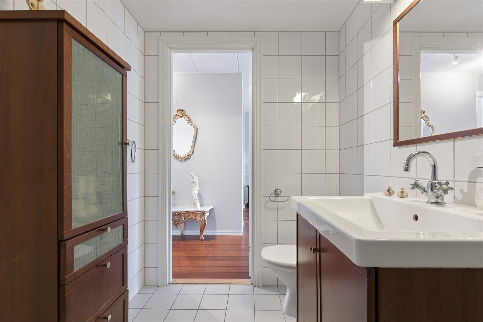 Det er avsatt plass til vaskemaskin på badet. Galleribilde